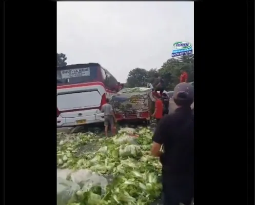 Salah satu potongan video kecelakaan beruntun yang terjadi di Tol Cipularang Rabu 10 Juli 2024 sore. (Foto: akun X Twitter @RadioElshinta)