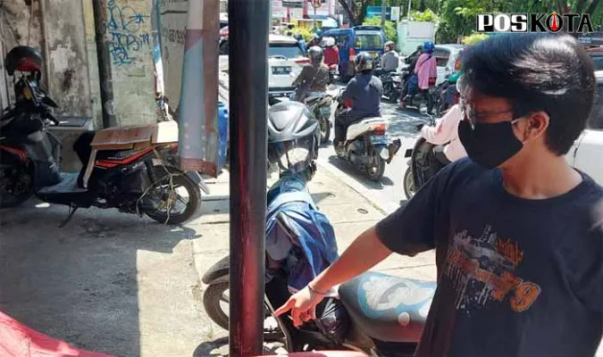 Aldi, 20, menunjukan lokasi tkp motor teman yang hilang di depan toko Dalang Vapor di Jalan Arif Rahman Hakim Pancoran Mas Kota Depok. (angga)