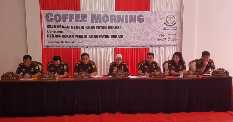 Kejari Kabupaten Bekasi saat menyampaikan kelanjutan kasus suap terdakwa SL di kantor Kejari, Cikarang Pusat, Kabupaten Bekasi, Senin, 16 Desember 2024. (Dok. Humas Kejari Kabupaten Bekasi)