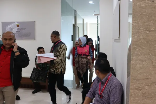 Panitera Pengadilan Negeri (PN) Jakarta Timur ditetapkan tersangka kasus korupsi eksekusi sita senilai miliaran rupiah pada Rabu, 30 Oktober 2024. (Dok. Humas Kejati DKI Jakarta)