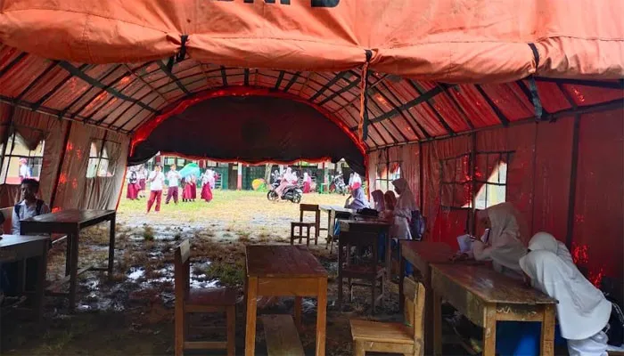 Suasana siswa terpaksa belajak di tenda.(Ist)