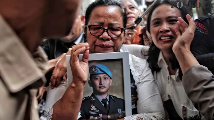 Ibunda Brigadir J Menangis Saat mendengar majelis hakim menjatuhkan vonis hukuman mati kepada Ferdy Sambo.(ahmad tri hawaari)