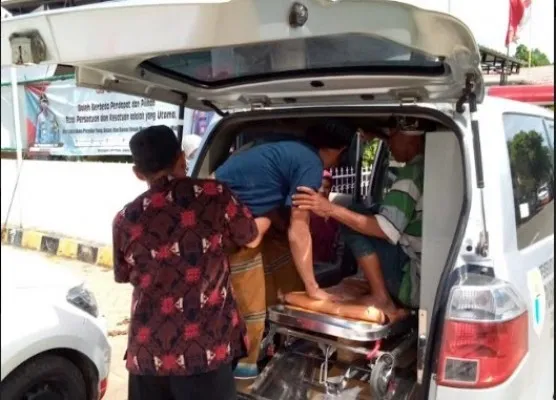 Pasien penderita lumpuh di Lebak saat hendak di rujuk ke RSUD Ajidarmo. (Foto: Ist).