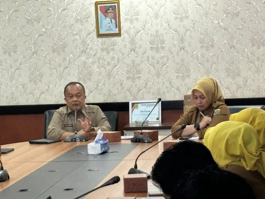 Plt. Kepala Bapenda Banten, Deni Hermawan didampingi Sekretaris Bapenda Provinsi Banten, Rita Prameswari Rival saat rapat masalah pajak daerah. (Dok. Bapenda Banten)