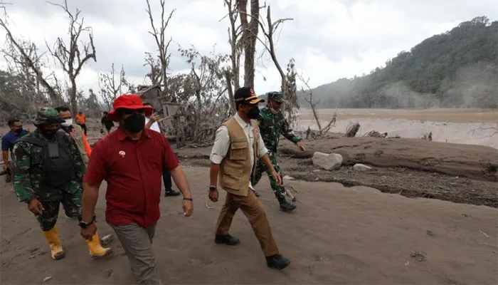 Kepala BNPB Letjen TNI Suharyanto saat tinjau lokasi letusan Gunung Semeru. (dok.BNPB)