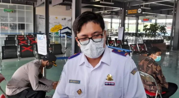 Kepala Terminal Pondok Cabe, Asri Sinuraya di Terminal Pondok Cabe. (Ridsha Vimanda)