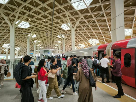 PT Kereta Cepat Indonesia China (KCIC) mencatat jumlah penumpang Whoosh terus mengalami peningkatan menjelang liburan sekolah. (Dok. PT KCIC)