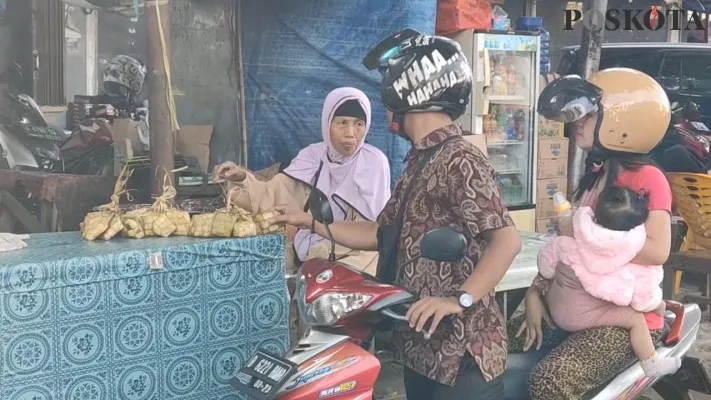 Penjual ketupat di Pasar Induk Rau Serang banjir order. Foto: Poskota/Bilal.