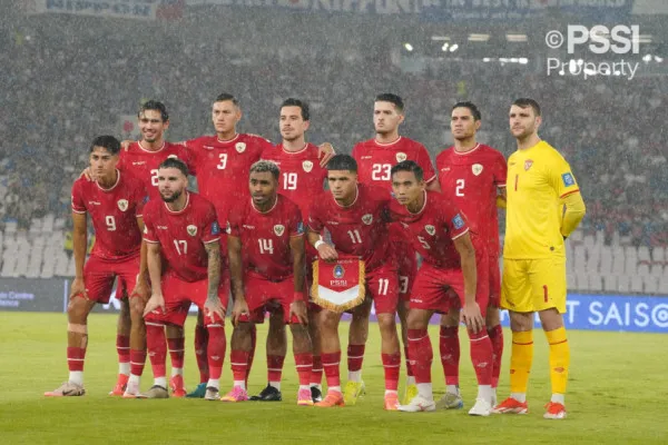 Kevin Diks (kedua dari kanan atas) saat debut bersama Timnas Indonesia vs Jepang dalam Kualifikasi Piala Dunia 2026 Zona Asia di Stadion Utama Gelora Bung Karno (SUGBK), Jakarta Pusat, Jumat, 15 November 2024. (Dok. PSSI)