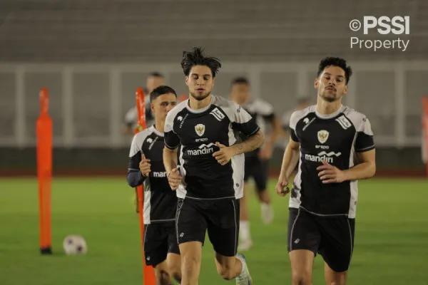 Pemain Timnas Indonesia, Kevin Diks menjalani latihan perdana di Stadion Madya, Jakarta Pusat pada Selasa, 12 November 2024. (Dok. PSSI)