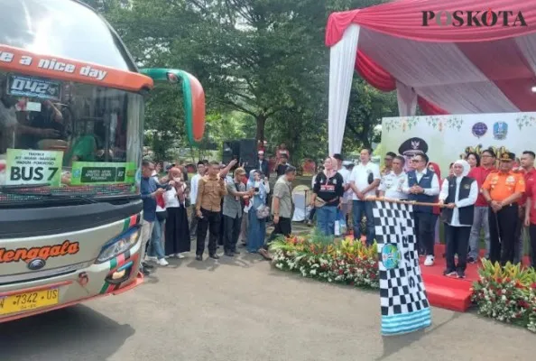 Gubernur Jawa Timur Khofifah Indar Parawansa saat melepas mudik Lebaran. (johara)