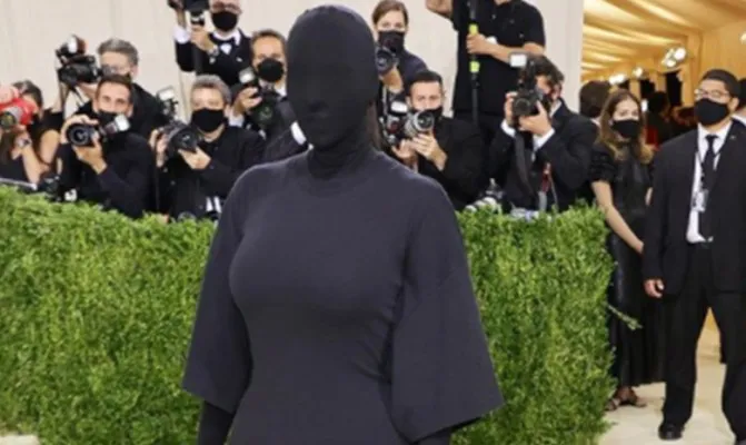 Rancangan Merek Mewah Balenciaga! Kim Kardashian tampil dengan busana serba hitam yang menutupi wajah hingga kakinya dalam Met Gala 2021. (Foto/ig@elletaiwan)