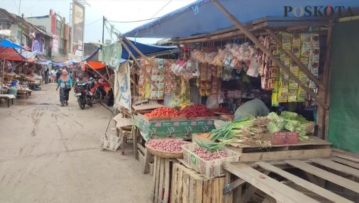 Pedagang cabai dan sayur-mayur di Pandeglang saat melayani konsumen. (Foto: Samsul Fatoni).