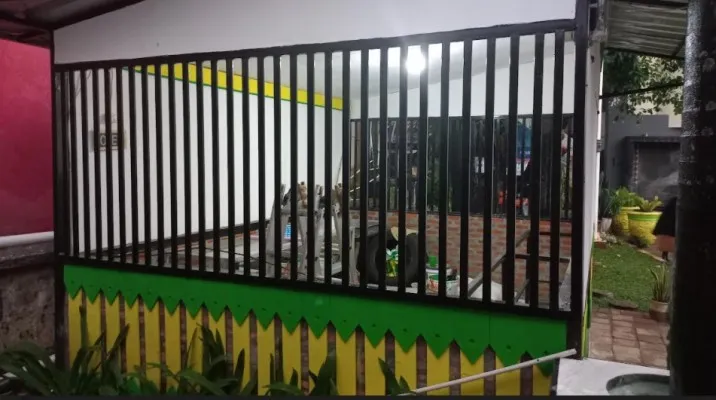 Kios UMKM dari limbah yang ada di Kantor Kelurahan Joglo, Kembangan, Jakarta Barat.(r01)