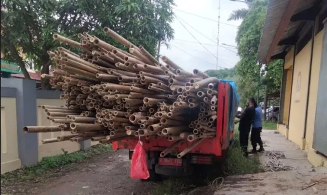 Ratusan bambu dikirimkan BPBD Kabupaten Bekasi ke Babelan akibat terdampak banjir rob. (Humas Pemkab Bekasi).