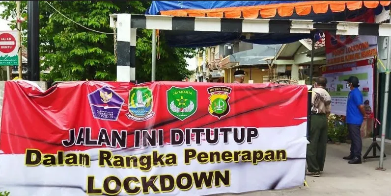 Local lockdown di lingkungan Perumahan Taman Harapan Baru RT 02/25 Kelurahan Pejuang, Kecamatan Medan Satria, Kota Bekasi, Jawa Barat, Jumat (11/6/2021)  (cr02)