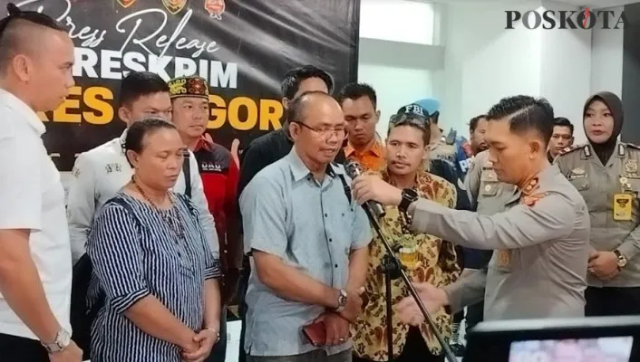 Keluarga polisi korban penembakan polisi di Polres Bogor .(Panca Aji)