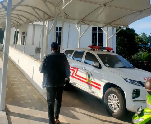 Klinik DPRD Banten dengan fasilitas mobil ambulans. (Poskota/Rahmat)