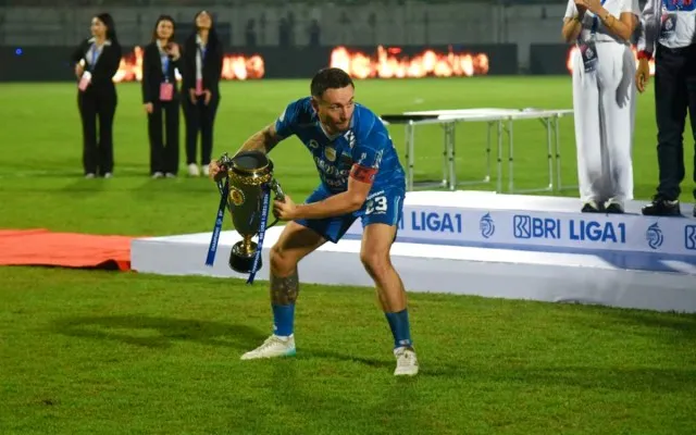 Potret pemain Persib Bandung, Marc Klok saat melakukan selebrasi juara BRI Liga 1 musim 2023/2024. (Dok.Persib)