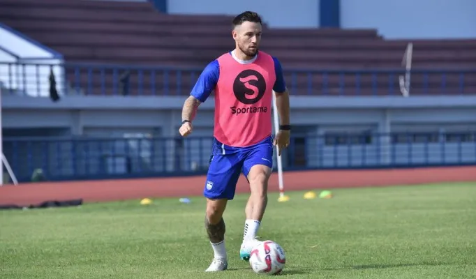 Marc Klok dalam sesi latihan Persib Bandung, Selasa, 9 Juli 2024. (persib.co.id)