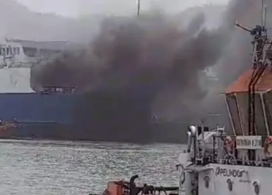 Kapal tug boat tengah membantu memadamkan kebakaran KMP Mutiara Berkah. (ist)