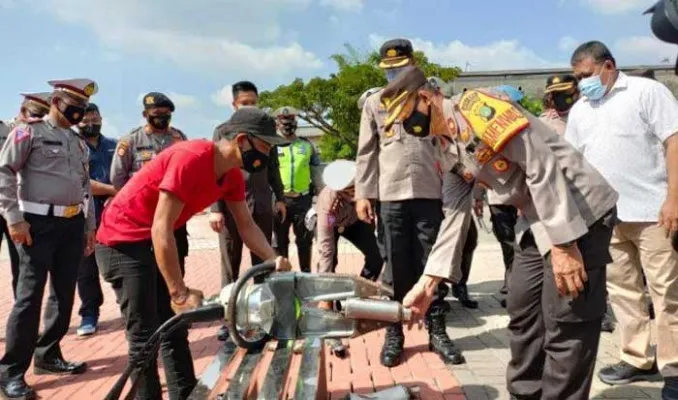 Satlantas Polres Metro Bekasi gelar pemusnahan knalpot bising di Lapangan Promoter Polres Metro Bekasi, Kamis (8/4/2021). (Ist)