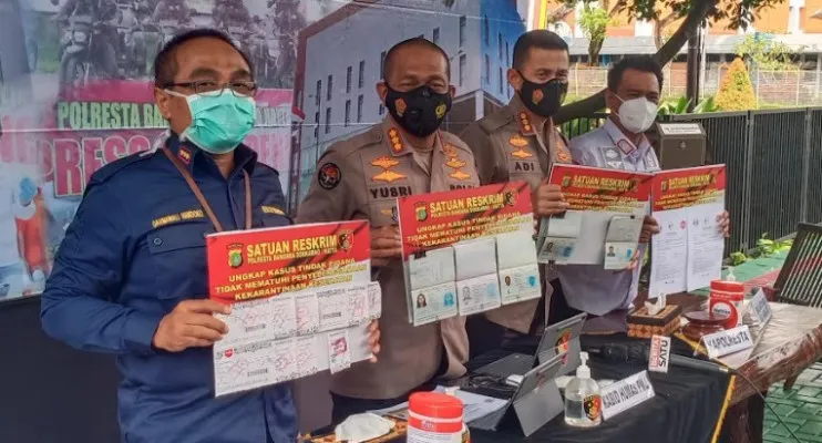 Kabid Humas Polda Metro Jaya, Kombes Yusri Yunus bersama Kapolresta Bandara Soekarno-Hatta, Kombes Adi Ferdian Saputra. (Fernando Toga)