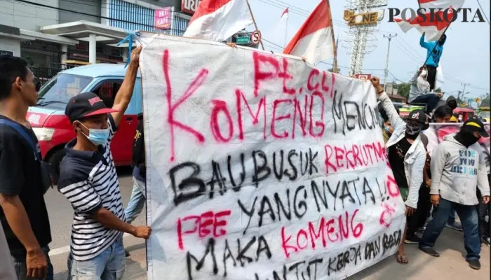 Puluhan warga Cikupa melakukan aksi unjuk rasa didepan PT. Chingluh Indonesia. (Veronica)