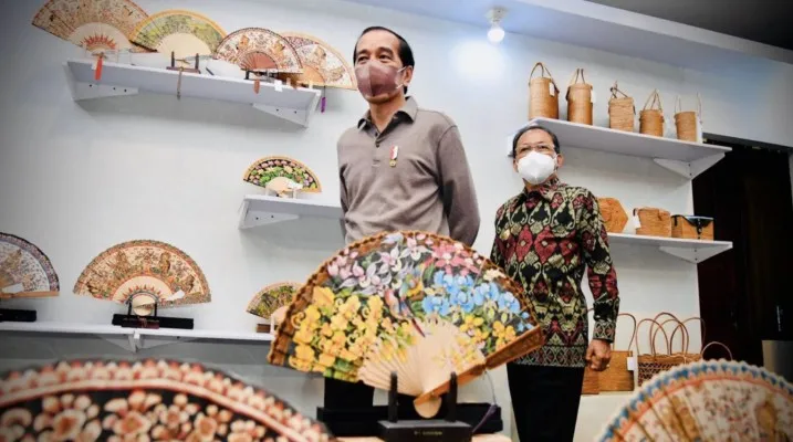 Presiden Jokowi meninjau Pameran IKM Bali Bangkit di Taman Werdhi Budaya Art Centre, Denpasar, Bali/Kominfo