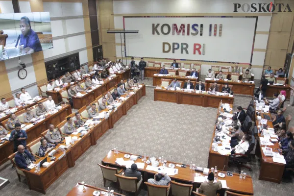 Rapat pleno penetapan Pimpinan dan Dewan Pengawas KPK di ruang rapat Komisi III, Senayan, Jakarta Pusat pada Kamis, 21 November 2024. (Poskota/Rizal Siregar)