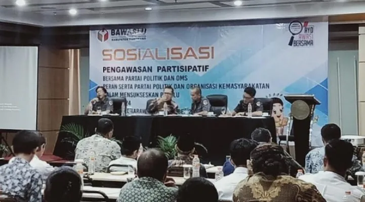 Komisioner Bawaslu saat memberikan sosialisasi ke partai peserta pemilu di 2024 mendatang.(Ist)