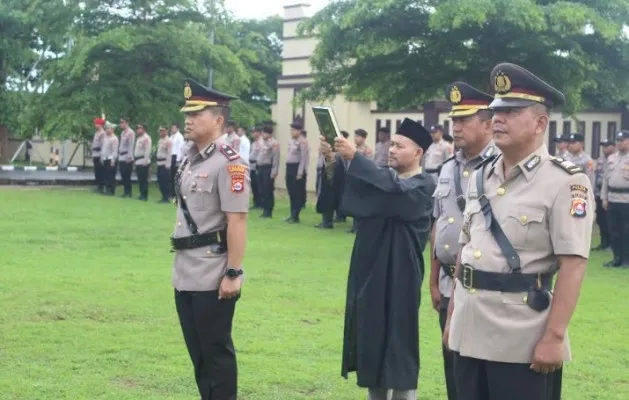 Kompol Ali Rahman CP dan AKP Supriatna saat diambil sumpah jabatan sebagai Wakapolres dan Kabaglog. (ist)