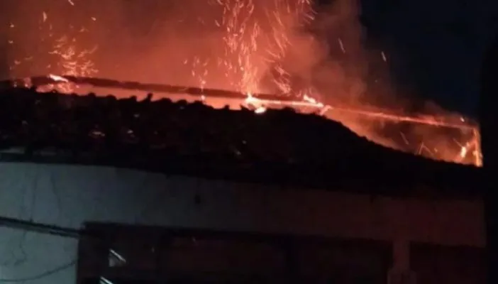 Rumah warga di Jaticempaka Bekasi terbakar . Senin (19/9/2022) malam. (Instagram @damkarkotabekasi).