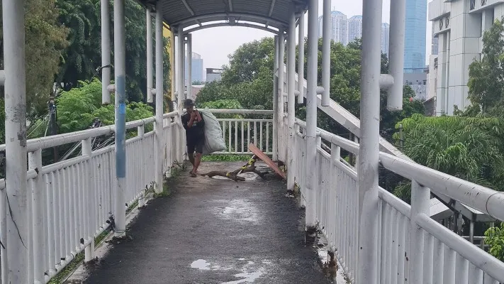 Kondisi JPO di kawasan Kecamatan Grogol Petamburan, Jakarta Barat (Jakbar) seusai ditambal. (Poskota.co.id/Pandi Ramedhan)