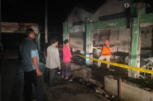 Polisi saat melakukan olah Tempat  Kejadian Perkara (TKP). (Foto/Veronica)