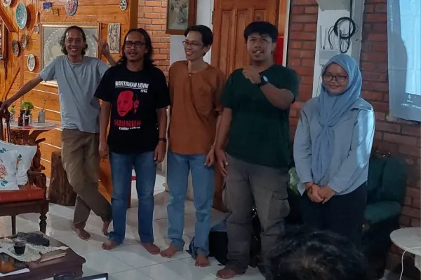 Ketua AJI Kota Bandung Iqbal T Lazuardi (berbaju hitam) dan Sekretaris AJI Bandung Ery Chandra (tengah) berfoto bersama kandidat calon lainnya selepas pemilihan calon ketua dan sekretaris AJI Kota Bandung periode 2024-2027 di Bandung pada  Sabtu, 9 Juni 2024. (Dok. AJI Bandung)