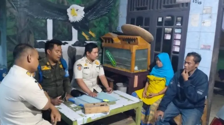 Petugas Satpol PP saat memberikan teguran ke pemilik kontrakan. (ist)