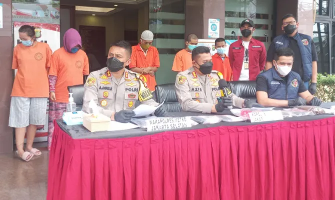 Polres Jaksel gelar jumpa pers di Mapolres kopi bius teman kencan lewat Michat curi mobil.(Foto/adji)