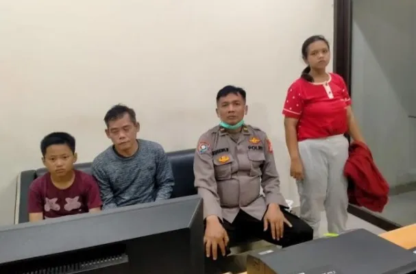 Petugas Polsek Bojongsari Ipda Sugeng mengamankan wanita muda (kaos merah) pelaku diduga penculik anak laki-laki diserahkan ke petugas Piket Polres Metro Depok.  (Ist)