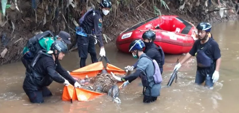 Tim sar gabungan berhasil temukan jasad pemancing di kali pesanggrahan (ist)