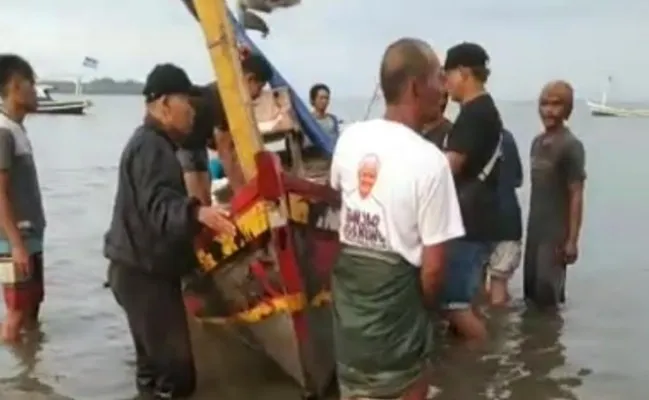 Para nelayan saat evakuasi korban laka laut di Labuan, Pandeglang. (Foto: Ist).