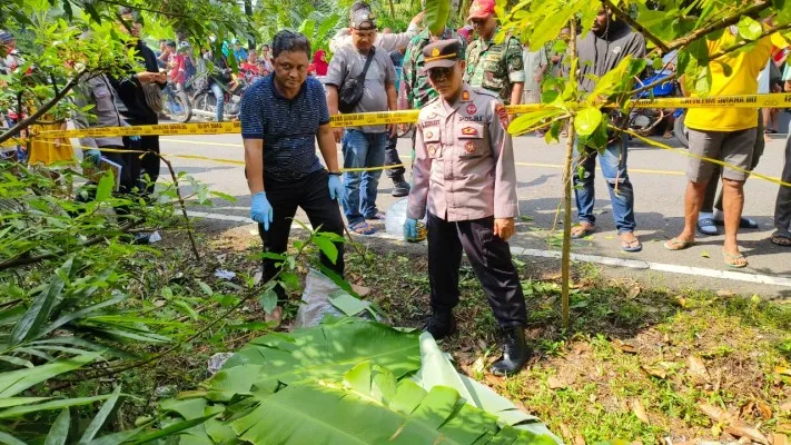 Polisi menunjukan potongan tubuh korban mutilasi yang ditutupi daun pisang di pinggiran jalan raya Kecamatan Cibalong, Kabupaten Garut, Jawa Barat, Minggu, 30 Juni 2024 siang. (Polres Garut)