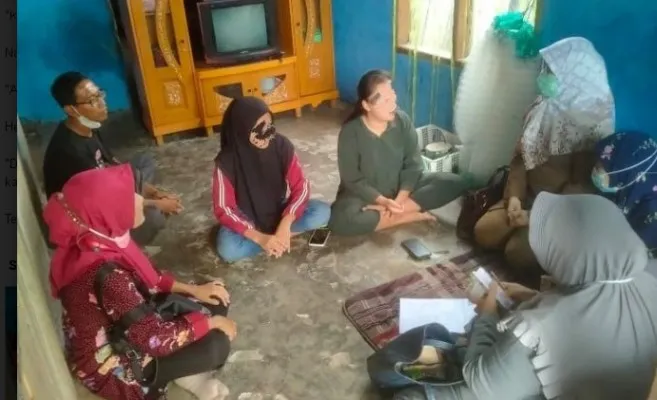 Keluarga korban perkosaan saat menceritakan apa yang dialaminya di Lampung beberapa waktu lalu. (ist)