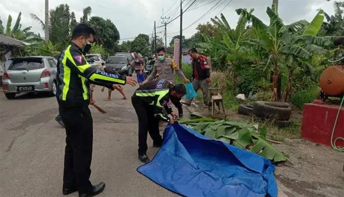 Anggota Satlantas Pandeglang saat akan mengevakuasi korban dari Lokasi kecelakaan (ist)