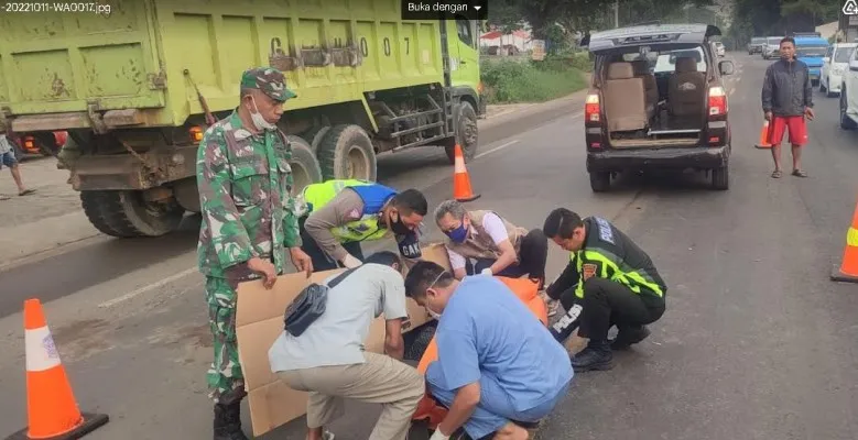 Petugas saat akan mengevakuasi jasad FN  ke rumah sakit. (ist)