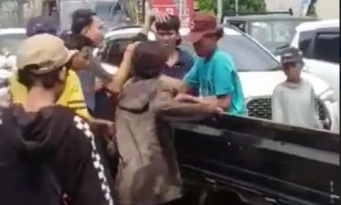 Aksi remaja buat konten  di jalan.(tangkap layar)