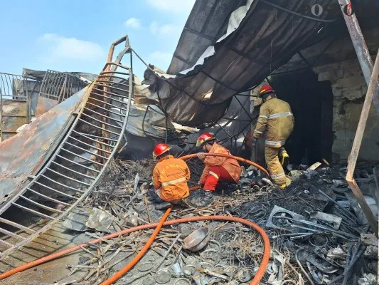 Petugas Diadamkarmat) Kota Bekasi saat memadamkan api di gudang parabot Jatiasih, Kota Bekasi. Kebakaran tersebut menewaskan lima orang. (Poskota.co.id/Ihsan Fahmi)