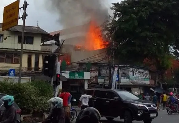 Kebakaran melanda kos-kosan berlantai dua di Jalan Otista Kelurahan Bidara Cina, Jatinegara, Jaktim, Jumat (27/1). (Ist)