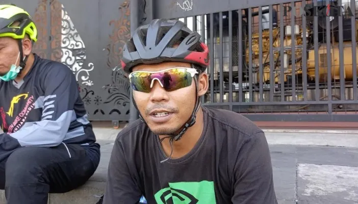 Indra (32) pesepeda yang berolahraga di sepanjang Jalan Kali Besar, kawasan Wisata Kota Tua.(Cr01)