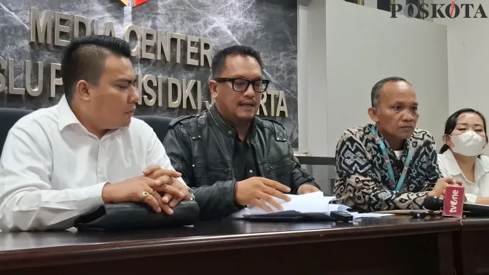 Koordinator Tim Pemenangan Rido, Ramdan Alamsyah  bersama kuasa hukum mendatangi Bawaslu DKI Jakarta membawa berkas dugaan kecurangan dan kelalaian Pemilu DKI Jakarta di kantor Bawaslu DKI Jakarta, Pancoran, Jakarta Selatan, Rabu 4 Desember 2024. (Poskota/Angga Pahlevi)